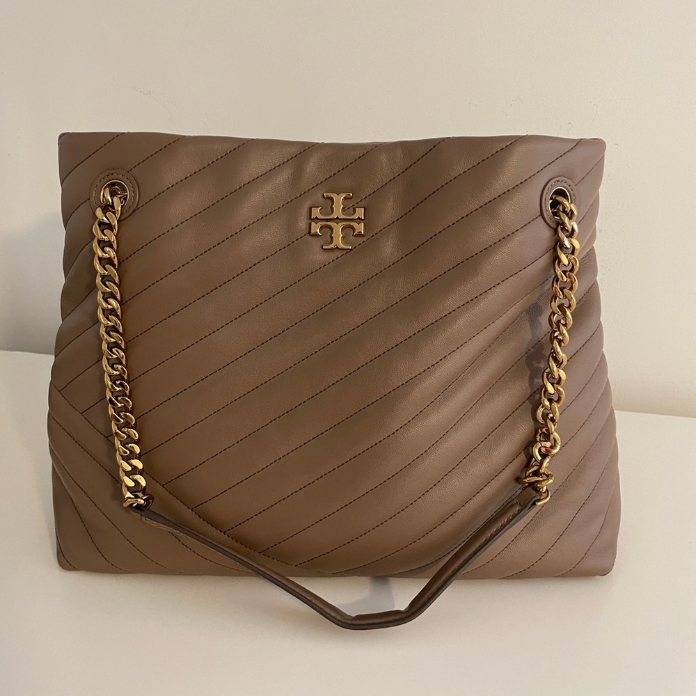 KIRA CHEVRON TOTE CLASSIC TAUPE